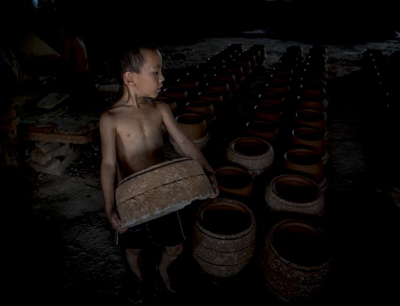 <span>2013年9月，湘阴县岳州窑生产区，一小孩假期帮爷爷干活。</span>